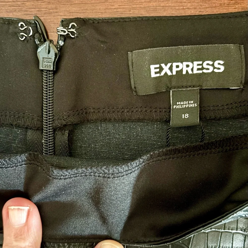 Express Black Croc-Embossed Mini Skirt - Picture 3 of 5